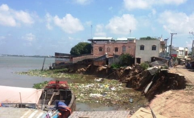 14 căn nhà trôi tuột xuống sông và cổng tỉnh 200 tỷ đồng - 4 Ngày 22/4, tuyến đường liên xã cặp bờ sông Hậu thuộc xã Mỹ Hội Đông (huyện Chợ Mới, tỉnh An Giang) xảy ra vụ sạt lở nghiêm trọng kéo dài trên 70m, làm 14 căn nhà bị cuốn xuống sông; 40 căn nhà khác có nguy cơ sạt lở cao và An Giang đã công bố tình trạng thiên tai khẩn cấp. (Ảnh: Nguyễn Hành)