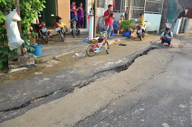 
Vết nứt bất ngờ xuất hiện trên đường dân sinh dài khoảng 40m, rộng từ 2-6cm, nằm gần mép sông Rạch Tôm (huyện Nhà Bè). Ngoài ra, vết nứt còn xuất hiện trên tường rào một số nhà dân trong khu vực… Cơ quan chức năng đã tổ chức di dân khẩn cấp khỏi vùng nguy hiểm. (Ảnh: Đình Thảo)
