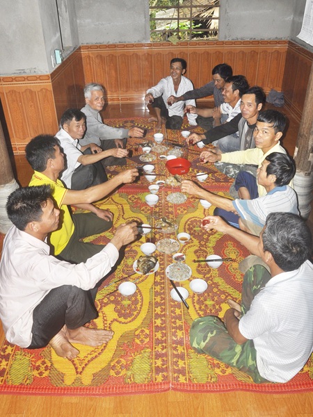 Rộn ràng mùa cắt “lộc nhung” ở thủ phủ nuôi hươu - 12
Buổi thu hoạch nhung thường kết thúc bằng bữa tiệc nhẹ có rượu huyết hươu đỏ thắm
