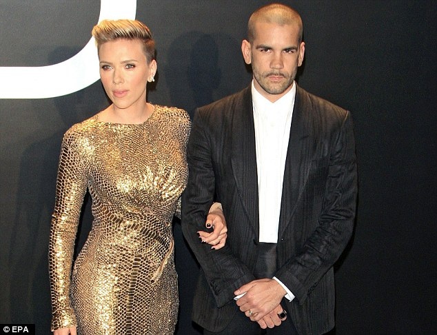 Chồng của Scarlett Johansson sốc khi vợ đệ đơn ly dị - 1
Scarlett Johansson và chồng - Romain Dauriac ly dị sau 3 năm kết hôn.