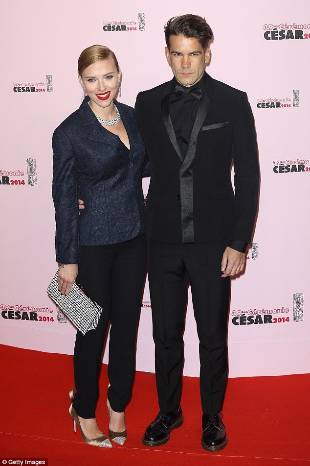 Scarlett Johansson đệ đơn ly dị chồng và đòi quyền nuôi con - 1
Scarlett Johansson đã đệ đơn ly dị chồng - Romain Dauriac sau 3 năm kết hôn.