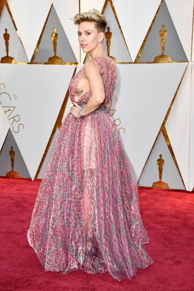 Dập dìu người đẹp trên thảm đỏ Oscar 2017 - 22
Scarlett Johansson điệu đà như công chúa với trang phục của Alaia