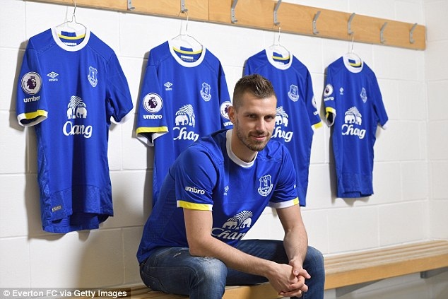Các đội ở Premier League mua bán gì trước ngày cuối "chợ Đông"? - 2
Schneiderlin rời MU sau hơn 1 năm không thành công ở đội chủ sân Old Trafford