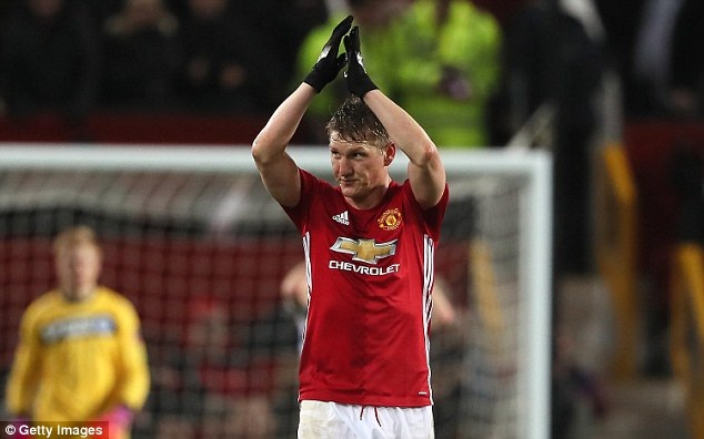 Cổ động viên MU nức lòng vì Schweinsteiger “nổ súng” - 1 Schweinsteiger cảm ơn sự ủng hộ của khán giả