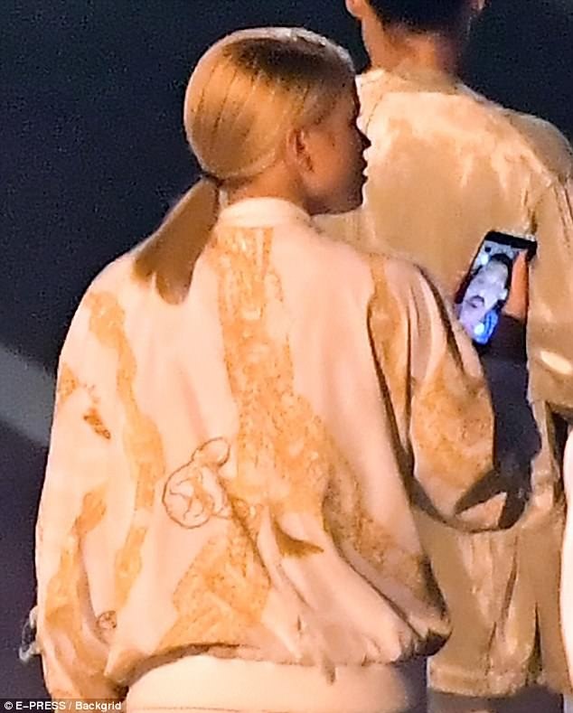 
Sofia Richie, con gái của danh ca Lionel Richie, xuất hiện bên cạnh tay chơi Scott Disick trong tối 30/5. Trên tay cô là chiếc điện thoại thông minh và cô đang trò chuyện trực tiếp với cha ruột. Lionel bày tỏ sự lo lắng thực sự khi thấy con gái kết thân với một người đàn ông tai tiếng và lăng nhăng như Scott.
