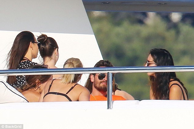 
Scott thừa nhận anh nghiện sex và phải đi cai nghiện. Sau khi chia tay với Kourtney Kardashian, người đã sinh cho anh 3 mặt con mà không làm đám cưới, Scott sống buông thả hơn bao giờ hết. Những cuộc tình ngắn ngủi của anh khiến người thân cũng phải đau lòng.
