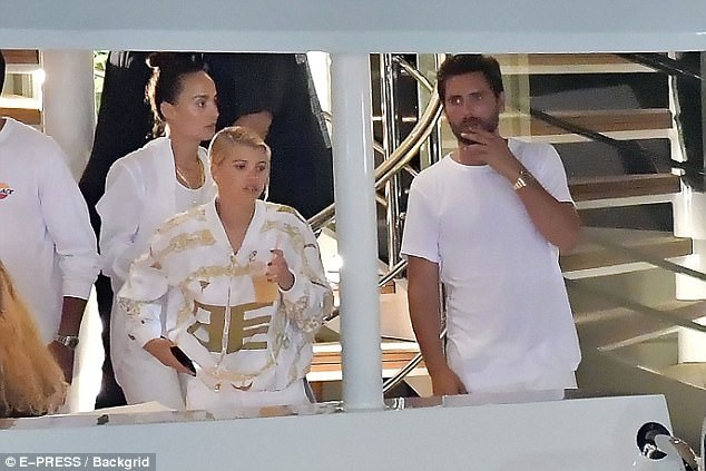 
Scott Disick có mặt tại Cannes, Pháp gần một tuần qua. Mỗi ngày, anh lại xuất hiện bên cạnh một cô gái khác nhau và có những cử chỉ tình tứ thân mật. Cô con gái của Lionel Richie là cô gái mới nhất xuất hiện trong danh sách người tình của Scott trong mấy ngày này.
