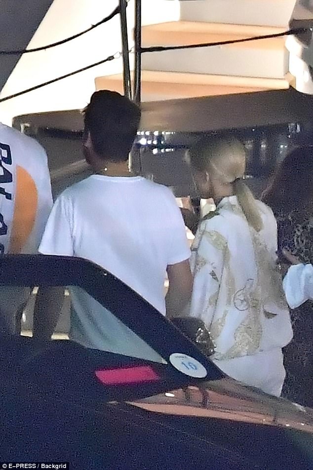 
Scott nắm tay Sofia tiến vào một nhà hàng để dùng bữa tối. Cả hai đều mặc màu trắng.
