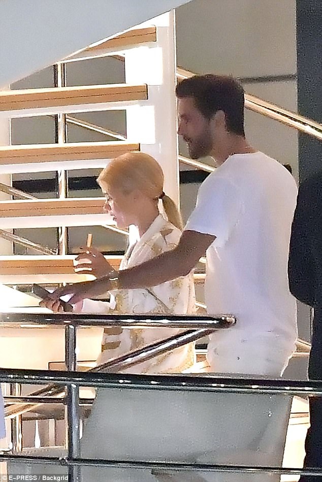 
Hình ảnh Scott cùng những người tình một đêm của anh trong những ngày này tại Pháp xuất hiện đầy trên mặt báo.
