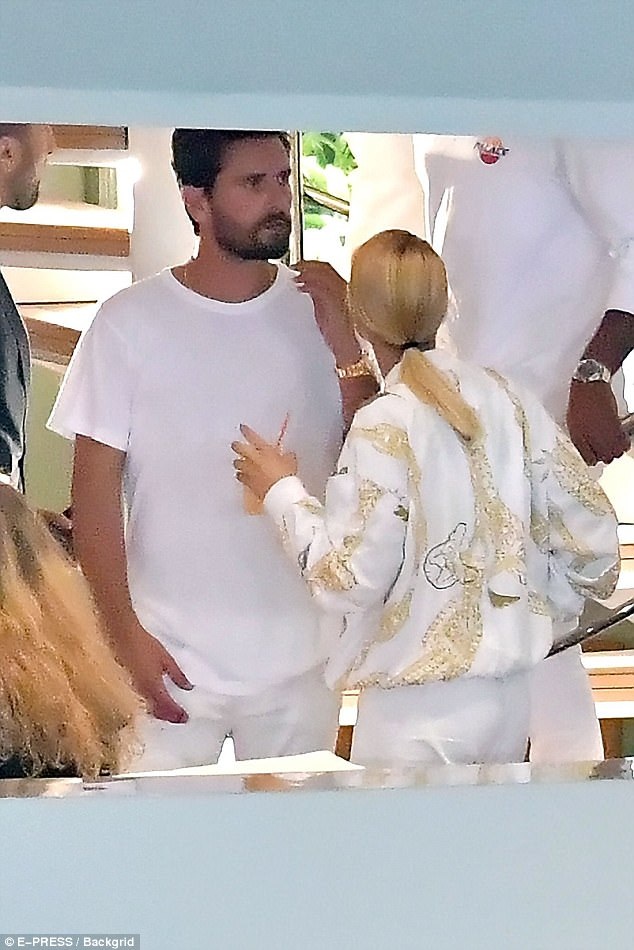 
Trên tay Sofia là một cốc rượu, cô đã qua 18 tuổi nên được phép sử dụng chất kích thích, theo luật tại châu Âu. Scott nghiện rượu và sex. Anh không giấu điều này trong những bài phỏng vấn gần đây. Lối sống thác loạn của Scott khiến những bậc phụ huynh có con gái mới lớn đều phải lo lắng và Lionel không phải ngoại lệ.
