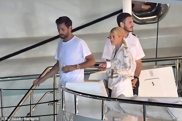 
Bất chấp sự lo ngại của cha ruột, Sofia vẫn hò hẹn với Scott.
