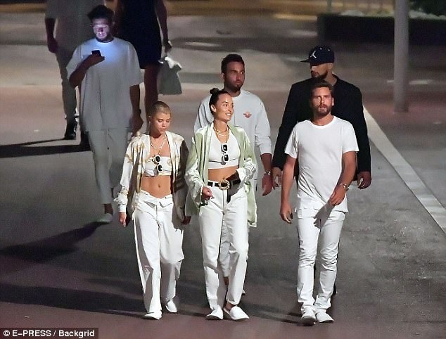 
Sofia và Scott tới một nhà hàng cùng một nhóm bạn để dùng bữa tối. Trước Sofia, Scott từng có cuộc tình một đêm với nữ diễn viên 19 tuổi - Bella Thorne. Hiện tại, Bella đã quay về Mỹ và muốn quên đi cuộc tình với Scott.
