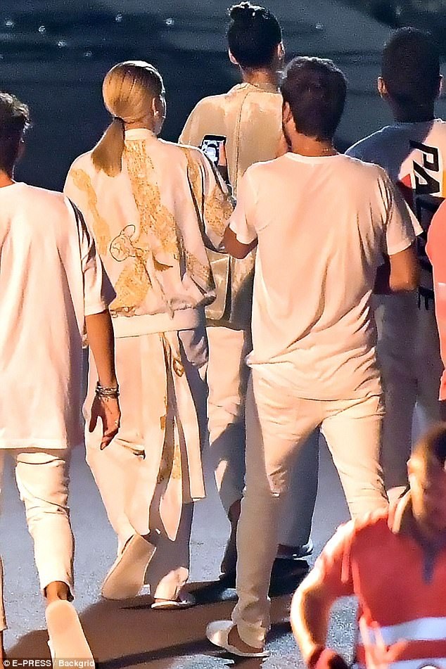 
Sofia vẫn trò chuyện với cha ruột qua điện thoại trong khi cùng Scott tiến tới địa điểm ăn tối.
