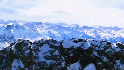 Ngoài liên lạc, “dế cưng” còn có thể làm “bạn phượt” cừ khôi - 2 Màn hình vô cực mang cả rạp chiếu phim lên máy bay cùng bạn