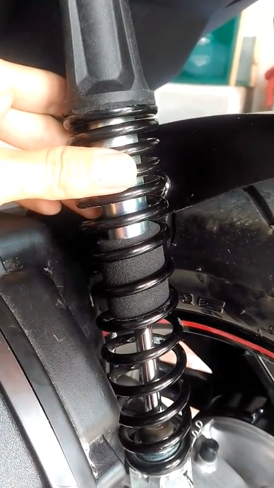 Yamaha Việt Nam chưa có câu trả lời thoả đáng - 4 Cách giải quyết của một người sử dụng Yamaha NVX để hạn chế tượng cọt kẹt trên giảm xóc sau.