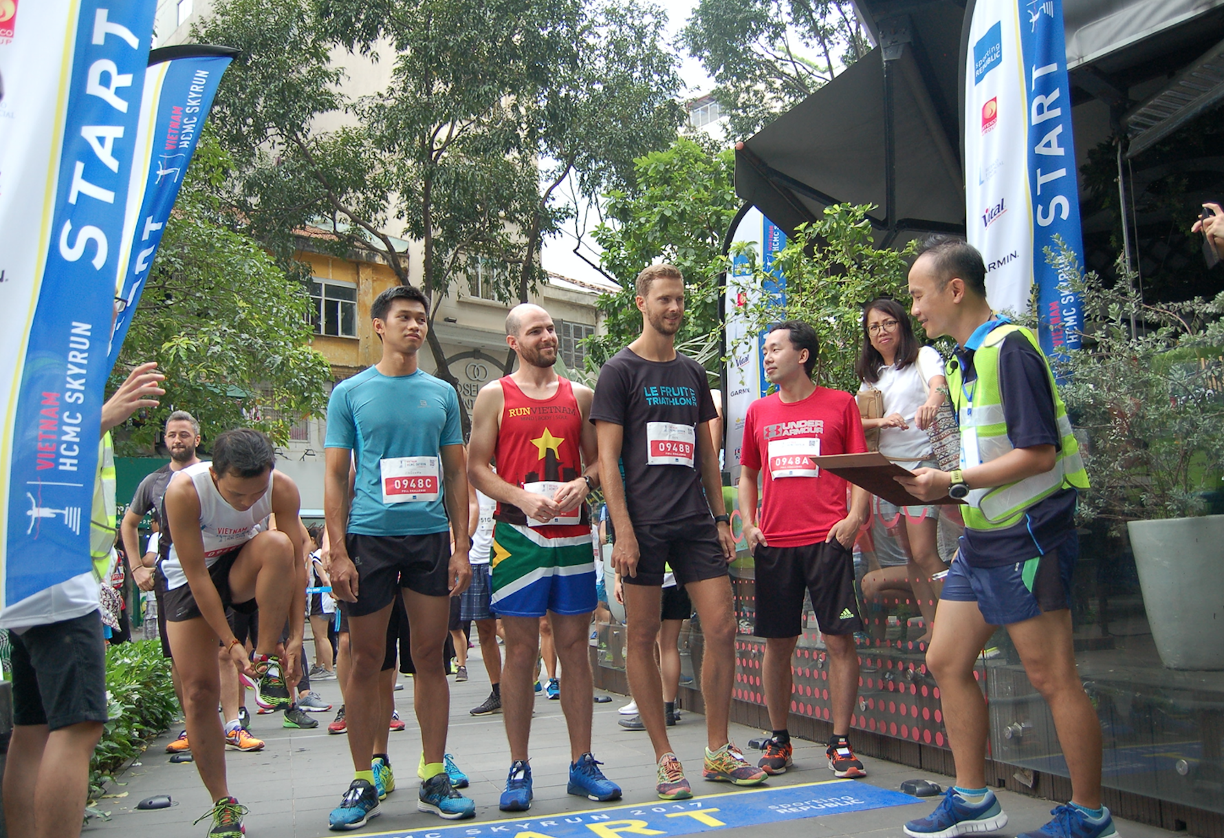 BITEXCO tài trợ cuộc thi chạy thang bộ HCMC Skyrun - 1
Các vận động viên chuẩn bị xuất phát