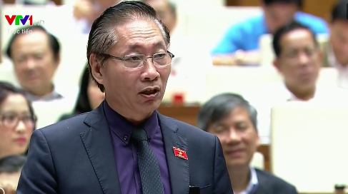 "Ngân sách đội nón ra đi, một phần vào túi cán bộ hải quan" - 1 Đại biểu Nguyễn Văn Chiến chất vấn Bộ trưởng về vấn đề tham nhũng trong ngành hải quan, về tình trạng buôn lậu.