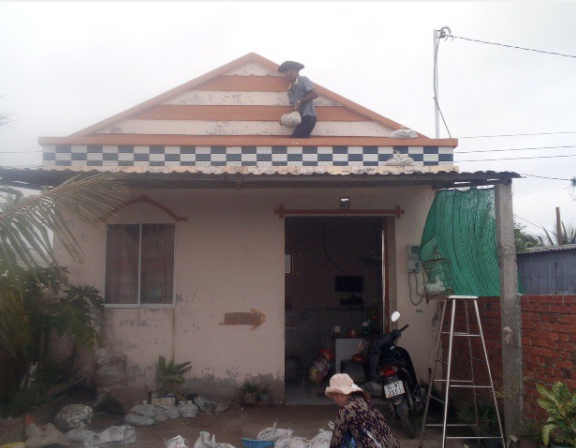 Công tác ứng phó bão số 16 là cuộc diễn tập nghiêm túc - 2
Người dân chằng néo nhà, chuẩn bị ứng phó bão số 16.