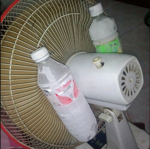 Tại sao càng ngồi quạt càng thấy khó chịu trong ngày nắng nóng cao điểm? - 5 Sử dụng quạt kết hợp chai đựng nước, đựng đá sẽ giúp giải nhiệt hiệu quả, nhưng lại khiến thiết bị điện dễ hỏng hóc.