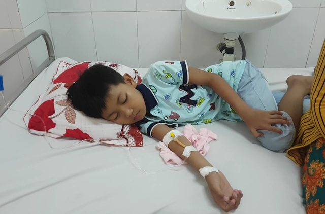 Vụ hàng trăm học sinh Hậu Giang ngộ độc sữa: Cần Thơ đề nghị ngưng tiếp nhận sữa miễn phí - 1 Học sinh ngộ độc sữa ở Hậu Giang phải nhập viện ngày 27/10
