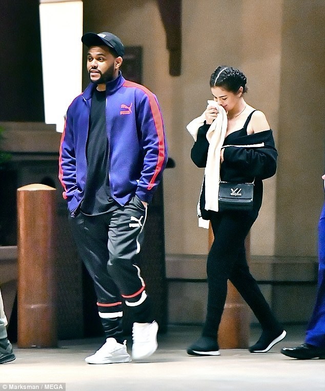 Selena Gomez hạnh phúc bên bạn trai đi chơi công viên - 1
Selena Gomez cùng bạn trai The Weeknd đi chơi công viên Disneyland ở California ngày 21/8 vừa qua