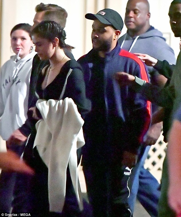 Selena Gomez hạnh phúc bên bạn trai đi chơi công viên - 4
Selena Gomez và The Weeknd được vệ sỹ bảo vệ cẩn thận khi du ngoạn trong công viên