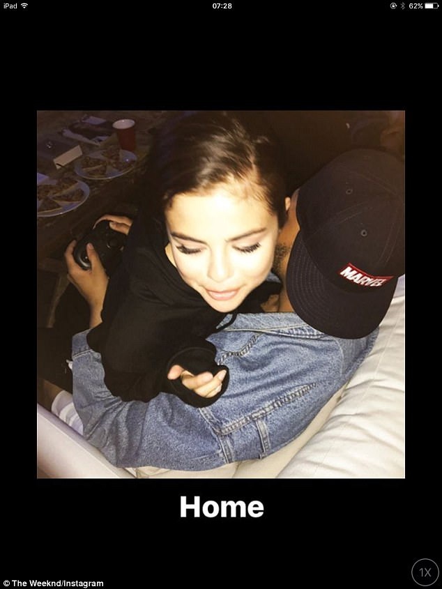 Selena Gomez hạnh phúc bên bạn trai đi chơi công viên - 6
Selena Gomez gần đây thường xuyên đi cùng bạn trai trong các chuyến đi biểu diễn của anh