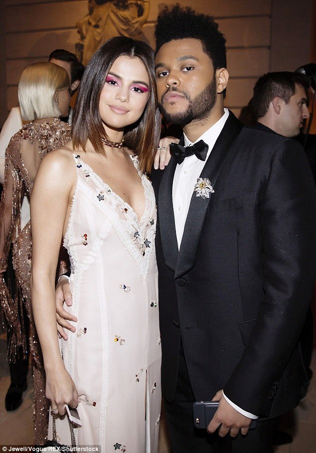 Selena Gomez hạnh phúc bên bạn trai đi chơi công viên - 7
The Weeknd chia tay siêu mẫu Bella Hadid hồi tháng 11 năm ngoái.