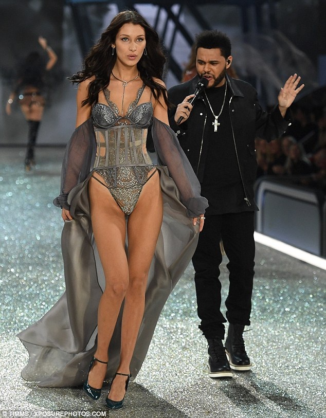 Selena Gomez hôn âu yếm The Weeknd - 7
The Weeknd từng hẹn hò siêu mẫu Bella Hadid và mới chia tay hồi tháng 11 năm ngoái