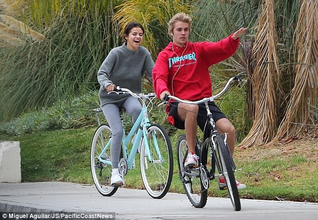 Selena Gomez và Justin Bieber tiếp tục bị bắt gặp cùng nhau - 11
Nụ cười rạng ngời xuất hiện trên gương mặt Selena trong suốt thời gian cô ở bên Justin dù anh từng gây cho cô nhiều đau khổ và bị người thân của cô phản đối.