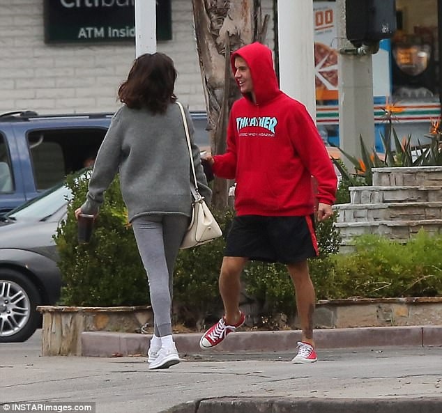 Selena Gomez và Justin Bieber tiếp tục bị bắt gặp cùng nhau - 10 Selena Gomez và Justin Bieber tiếp tục bị bắt gặp cùng nhau - 10