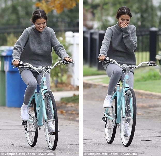 
Nụ cười rạng ngời luôn xuất hiện trên gương mặt Selena Gomez trong suốt thời gian cô và Justin Bieber đạp xe bên nhau.
