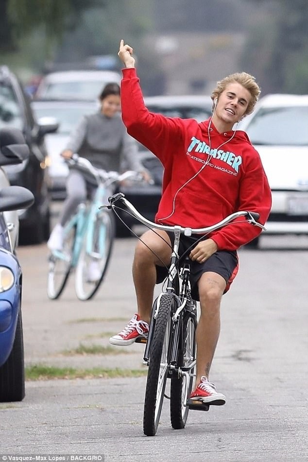 Selena Gomez và Justin Bieber tiếp tục bị bắt gặp cùng nhau - 9
Trước đó, cặp tình nhân trẻ bị bắt gặp đạp xe cùng nhau tại Los Angeles.