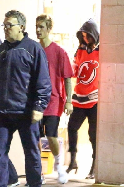 Selena Gomez và Justin Bieber tiếp tục bị bắt gặp cùng nhau - 2
Nữ diễn viên trẻ liên tiếp xuất hiện bên bạn trai cũ trong những ngày gần đây, đặc biệt là sau khi thông tin cô và The Weeknd chia tay sau 10 tháng bên nhau được báo chí đăng tải.