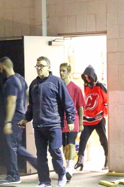 Selena Gomez và Justin Bieber tiếp tục bị bắt gặp cùng nhau - 1
Selena Gomez tới cổ vũ bạn trai cũ, Justin Bieber, thi đấu thể thao, ngày 2/11 tại Los Angeles. Cô mặc áo của Justin và lấy mũ đội che kín gần hết gương mặt.