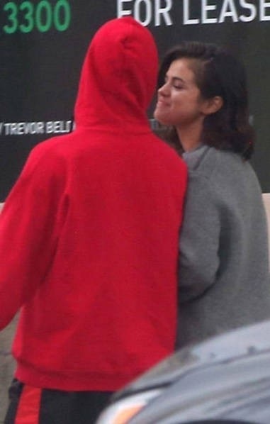 
Selena và Justin bắt đầu hò hẹn từ năm 2011 nhưng tới năm 2014, họ chia tay nhau. Cặp đôi nhiều duyên nợ đôi lúc vẫn gặp gỡ nhau dù đã chia tay, khiến fan rất tò mò.
