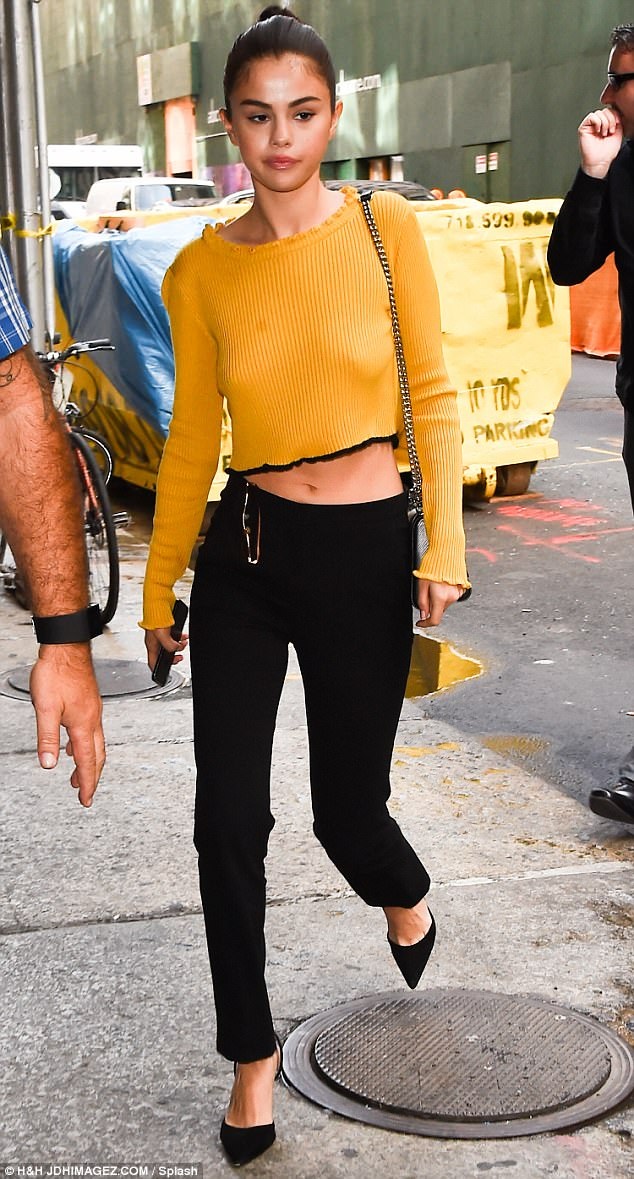 Selena Gomez gầy gò sau ca phẫu thuật ghép thận - 1
Selena Gomez diện áo crop top khoe vòng hai nhỏ xinh và dáng vóc thanh mảnh khi xuát hiện tại New York, ngày 27/9.