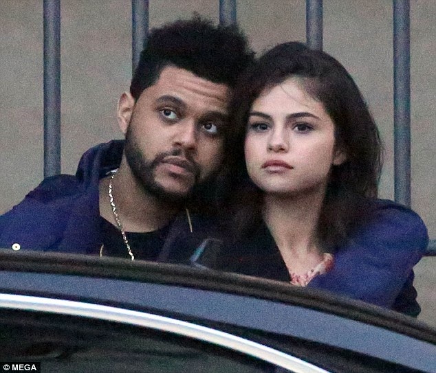 Selena Gomez ngày càng bốc lửa và gợi cảm - 14
Chỉ hai tháng trước khi công khai hò hẹn với Selena, The Weeknd còn là bạn trai của siêu mẫu Bella Hadid. Một người bạn của nam ca sĩ trẻ này cho hay: “Họ đang hạnh phúc bên nhau. Abel đối xử với Selena rất tốt và làm cô ấy hạnh phúc”. Ngày 16/3 vừa rồi, khi bạn gái đến Toronto, The Weeknd đã bao trọn một rạp chiếu phim để chỉ có hai người nhằm làm vui lòng Selena. Còn về phần mình, sau những chuyện tình trong quá khứ, cô nhận ra rằng, càng ít nói về chuyện cá nhân, cô sẽ chàng hạnh phúc và an toàn hơn.