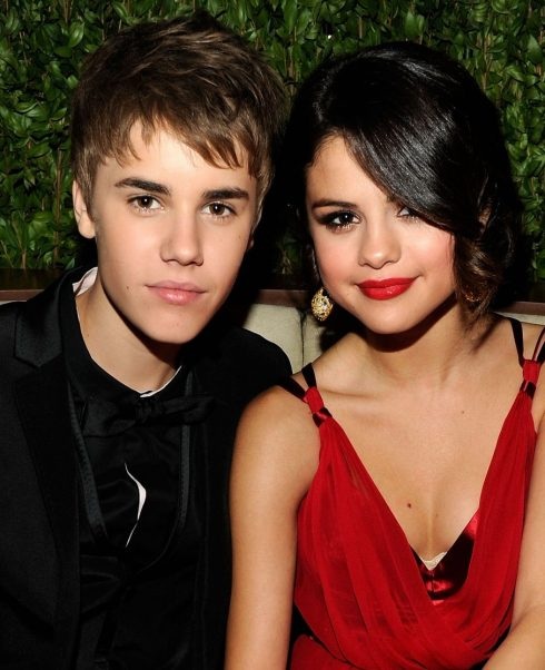 Selena Gomez ngày càng bốc lửa và gợi cảm - 10
Năm 2016, mâu thuẫn giữa hai người lên đến tột đỉnh khi Selena chỉ trích bạn trai cũ khi anh công khai tình cảm với một cô gái khác. Hai người chỉ trích nhau ngoại tình và lừa dối trong thời gian yêu nhau và kết thúc là họ tuyên bố cạch mặt nhau.