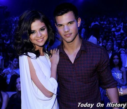 Selena Gomez ngày càng bốc lửa và gợi cảm - 8
Selena từng hò hẹn với nam diễn viên điển trai Taylor Lottner vào năm 2007 và hai người chia tay vào tháng 6/2009.