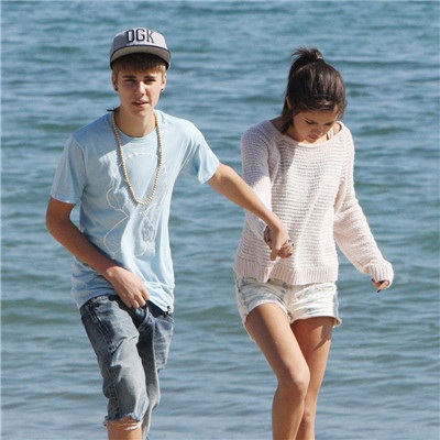 Selena Gomez ngày càng bốc lửa và gợi cảm - 9
Nhưng có lẽ mối tình dài hơi và phức tạp nhất của cô gái xinh đẹp này là với chàng ca sĩ lắm tài nhiều tai tiếng - Justin Bieber. Hai người bắt đầu hò hẹn từ năm 2011 và tới năm 2013, họ tuyên bố chia tay. Tuy nhiên, suốt từ đó đến nay, cặp đôi đã chia tay rồi tái hợp bao lần khiến người hâm mộ bất ngờ. Justin vẫn luôn dành những lời tốt đẹp khi nhắc đến Selena còn với nữ diễn viên xinh đẹp này, chàng bạn trai lắm tật này là nguồn cảm hứng cho khá nhiều ca khúc tình cảm của cô.