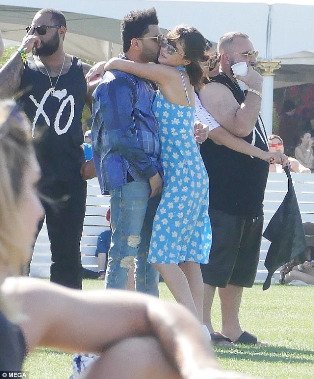 Selena Gomez liên tục hôn bạn trai mới khi đi xem ca nhạc - 1
Selena Gomez tình tứ ôm bạn trai The Weeknd khi đi xem LH âm nhạc Coachella ngày 15/4 vừa qua