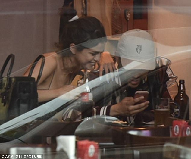 Selena Gomez say đắm bên "tình" mới - 6
The Weeknd thì từng hẹn hò với siêu mẫu Bella Hadid- bạn cũ của Selena Gomez