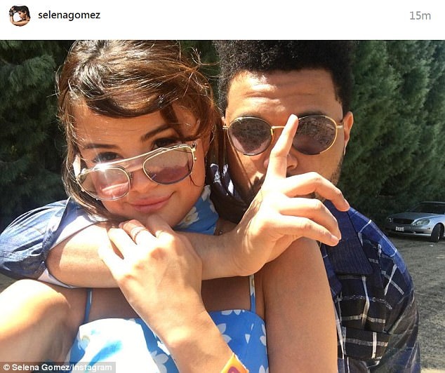 Selena Gomez liên tục hôn bạn trai mới khi đi xem ca nhạc - 7
Tuy nhiên bạn trai cũ của cô - Justin Bieber tỏ ra rất ghen tuông khi biết bạn gái cũ có tình yêu mới