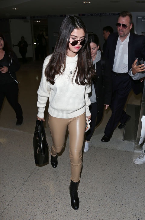 Selena Gomez: “Biến hóa” với thời trang đường phố - 10
Quần da màu cà phê sữa và áo len trắng - cặp đôi hoàn hảo khi Selena Gomez ra sân bay
