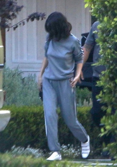 Selena Gomez đưa “tình cũ” Justin Bieber về nhà chơi - 2
Nữ ca sĩ vào nhà...