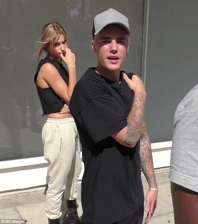 Selena Gomez và Justin Bieber cãi nhau vì Hailey Baldwin - 2
Selena không hài lòng khi Justin Bieber đã nhắn tin hỏi thăm người cũ Hailey Baldwin.