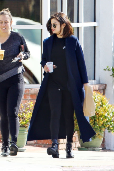 Selena Gomez: “Biến hóa” với thời trang đường phố - 2
Nữ ca sỹ xinh đẹp kết hợp khéo léo áo choàng dài và bốt kiểu nhà binh