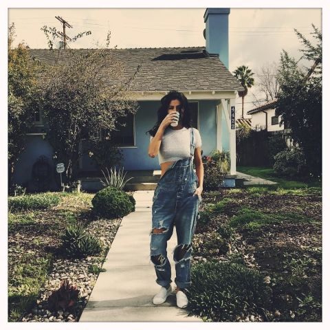 Selena Gomez: “Biến hóa” với thời trang đường phố - 3
Selena Gomez đưa quần yếm hot trở lại