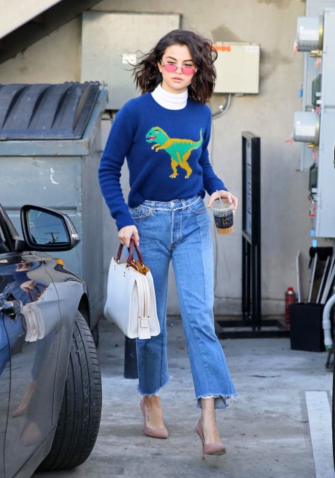 Selena Gomez: “Biến hóa” với thời trang đường phố - 7
Quần Jeans ống suông cũng đang mốt trở lại